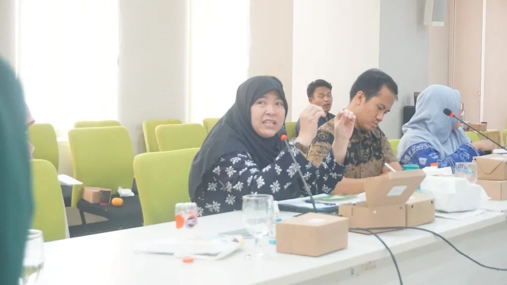 Workshop Penguatan Kapasitas Layanan Hotline Kesehatan Mental 4 Ibu Lukita Wardhani Setiyarso ChildrightsBusiness Specialist UNICEF.Si Ketua Komisi Perlindungan Anak Indonesia